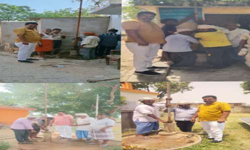 बिगड़ा हुआ हैंडपंप के मरम्मत से ग्रामीणों ने ग्राम प्रधान प्रतिनिधि का सहारना किए